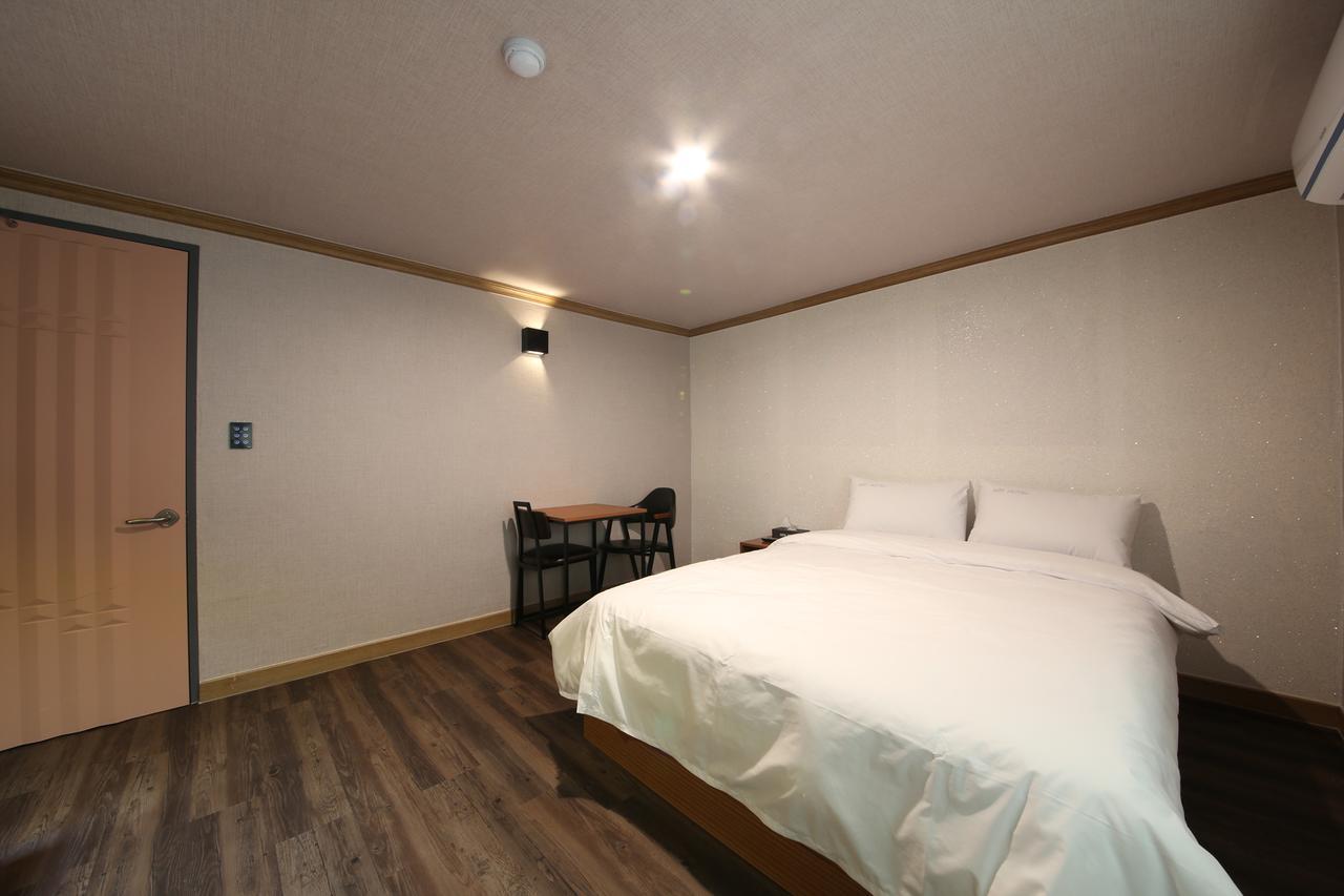 Art Hotel Gumi Exterior photo